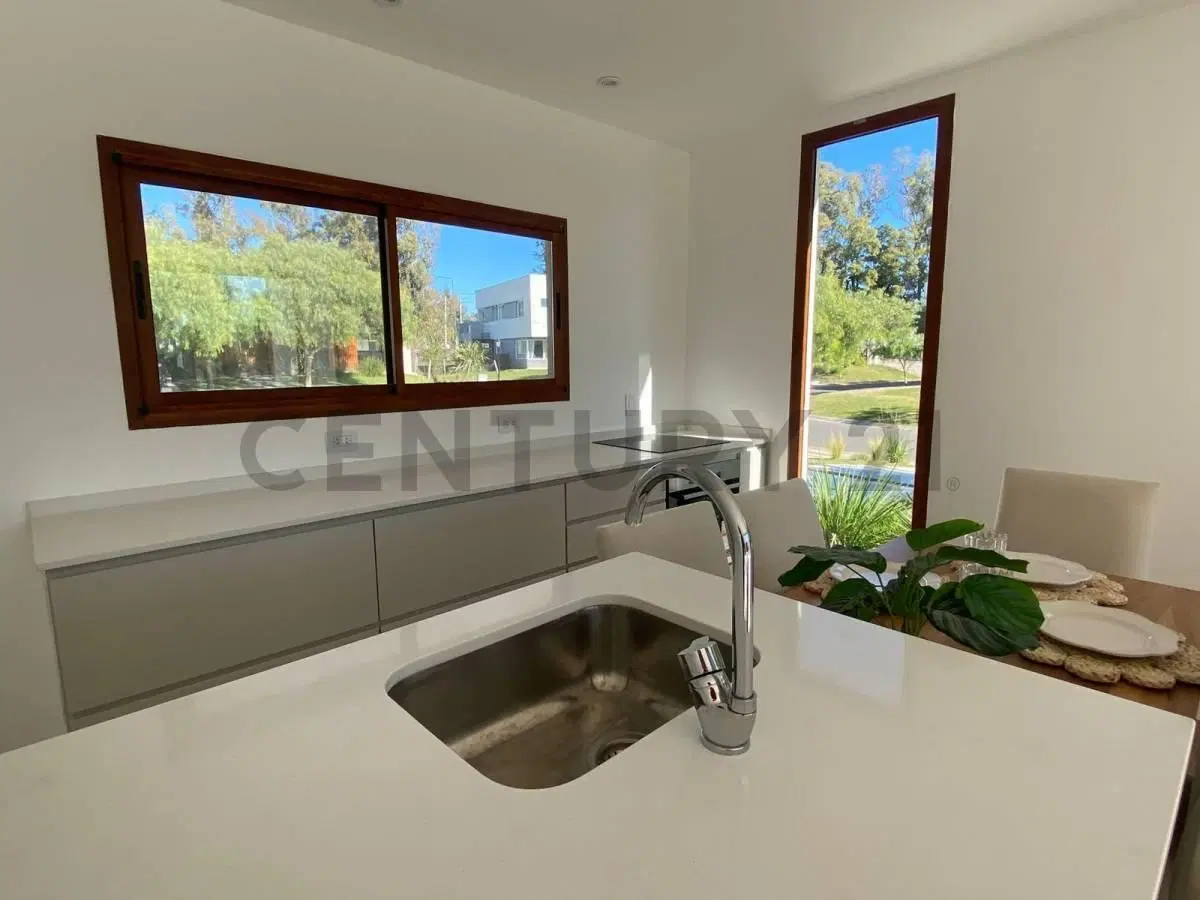 CASA MINIMALISTA CON PILETA 3