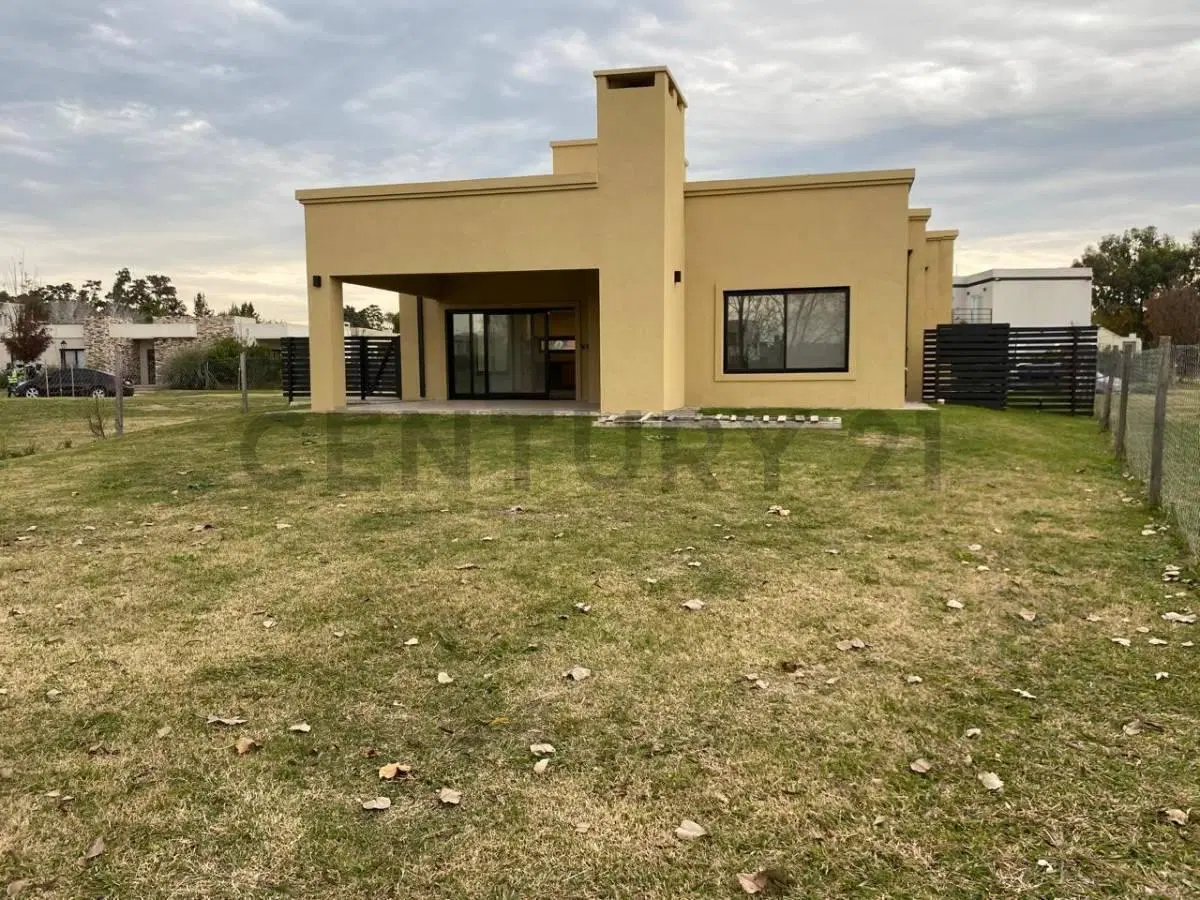 CASA EN SANTA LUCIA CON FONDO A PULMON 2