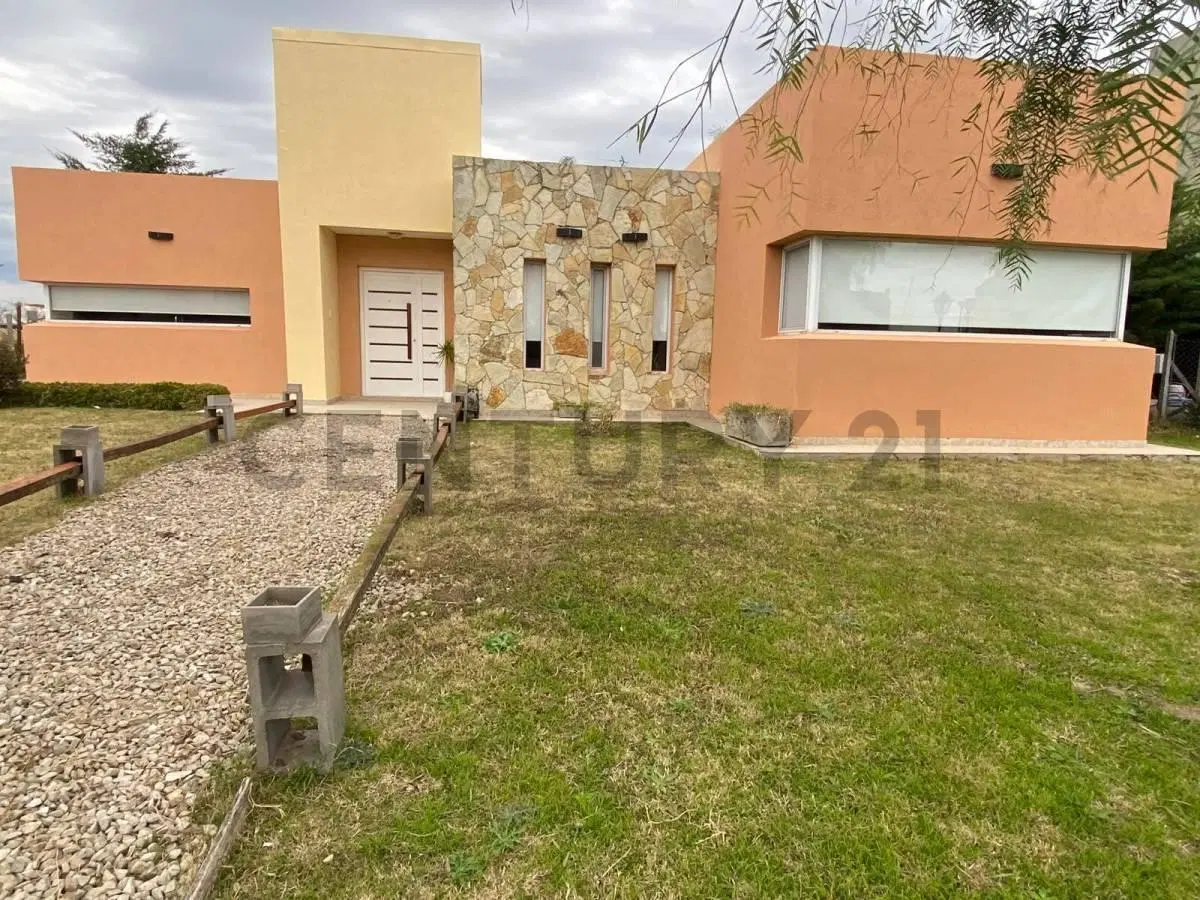 CASA CON PILETA PARQUIZADA EN ALQUILER 2