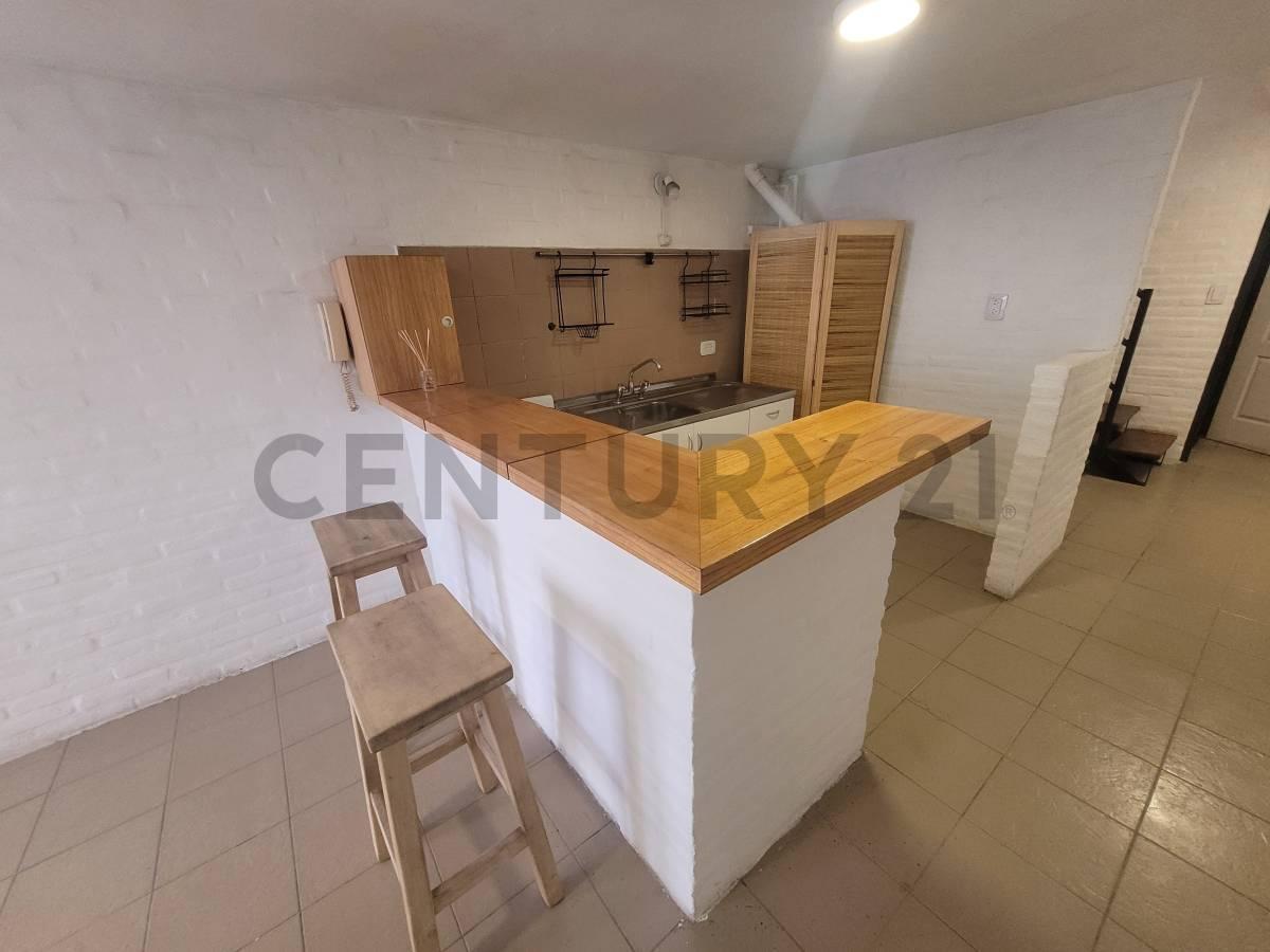 Foto de Alquiler Departamento 2 Ambientes en Dúplex al Frente con Balcón, imagen 3