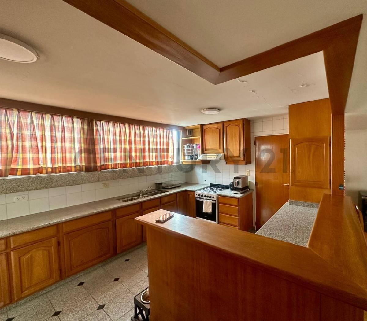 Foto de VENTA 4 AMBIENTES CON COCHERA Y BAULERA, SIN BALCÓN, LUMINOSO, V.del, imagen 4