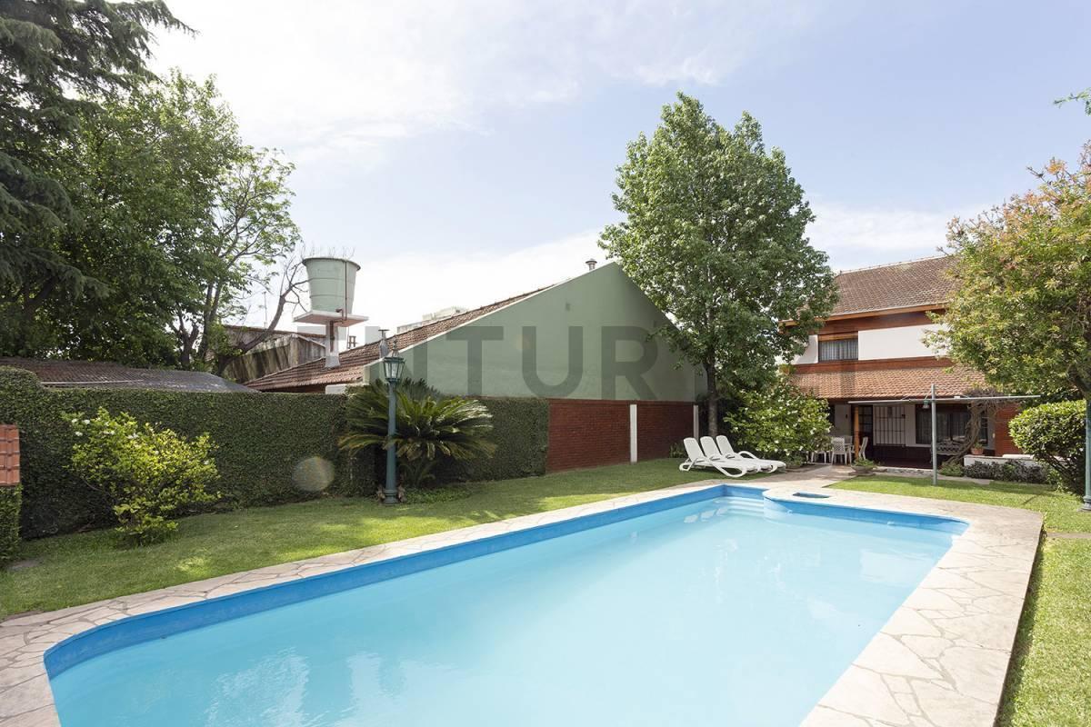 Foto de HERMOSA CASA EN VENTA EN MORENO CENTRO CON DETALLES DE CATEGORIA -APTA, imagen 1