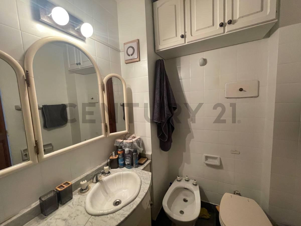 Foto de DEPARTAMENTO EN VENTA, 2 AMBIENTES, CON COCHERA y BAULERA, CON RENTA, imagen 3