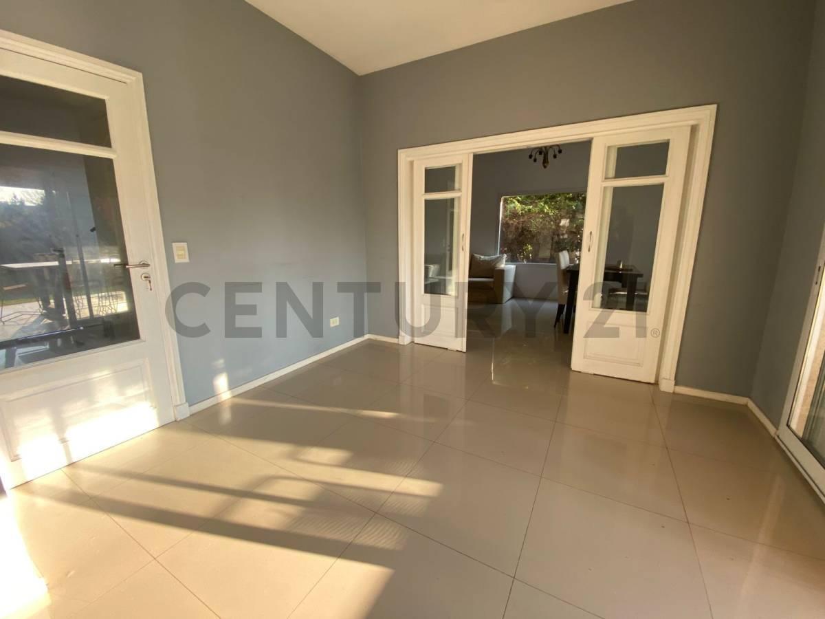 Foto de CASA CON PILETA PARQUIZADA AC EN TODOS LOS AMBIENTES, imagen 3