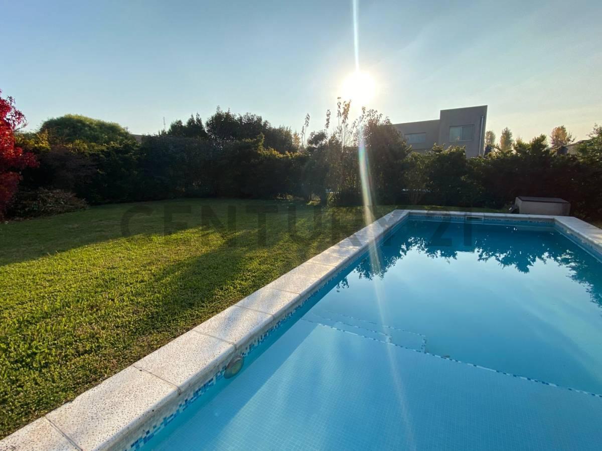 Foto de CASA CON PILETA PARQUIZADA AC EN TODOS LOS AMBIENTES, imagen 2