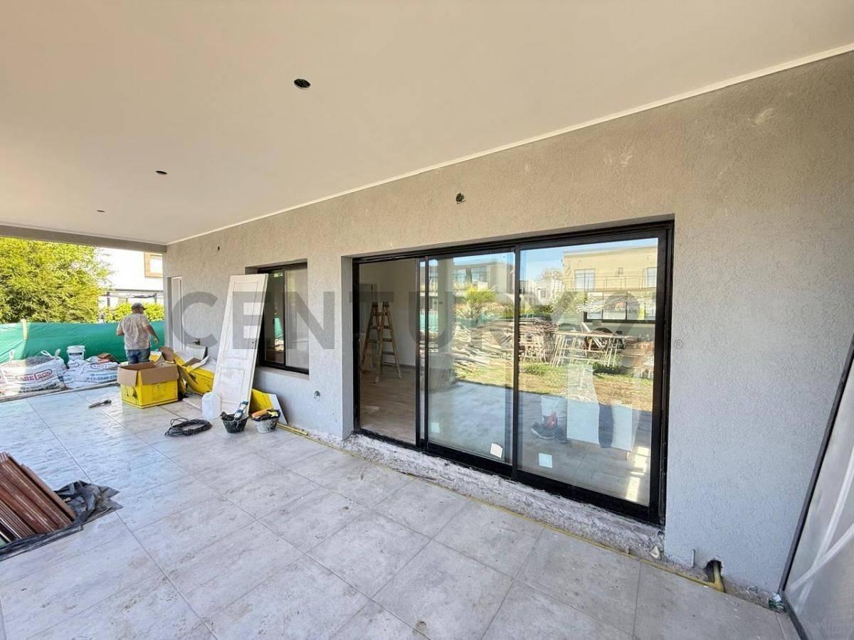 Foto de DESTACADA CASA DE 6 CUARTOS EN LAGOON, imagen 5