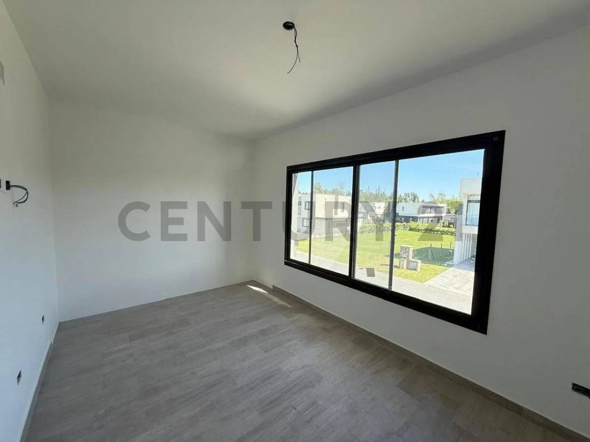 Foto de DESTACADA CASA DE 6 CUARTOS EN LAGOON, imagen 4
