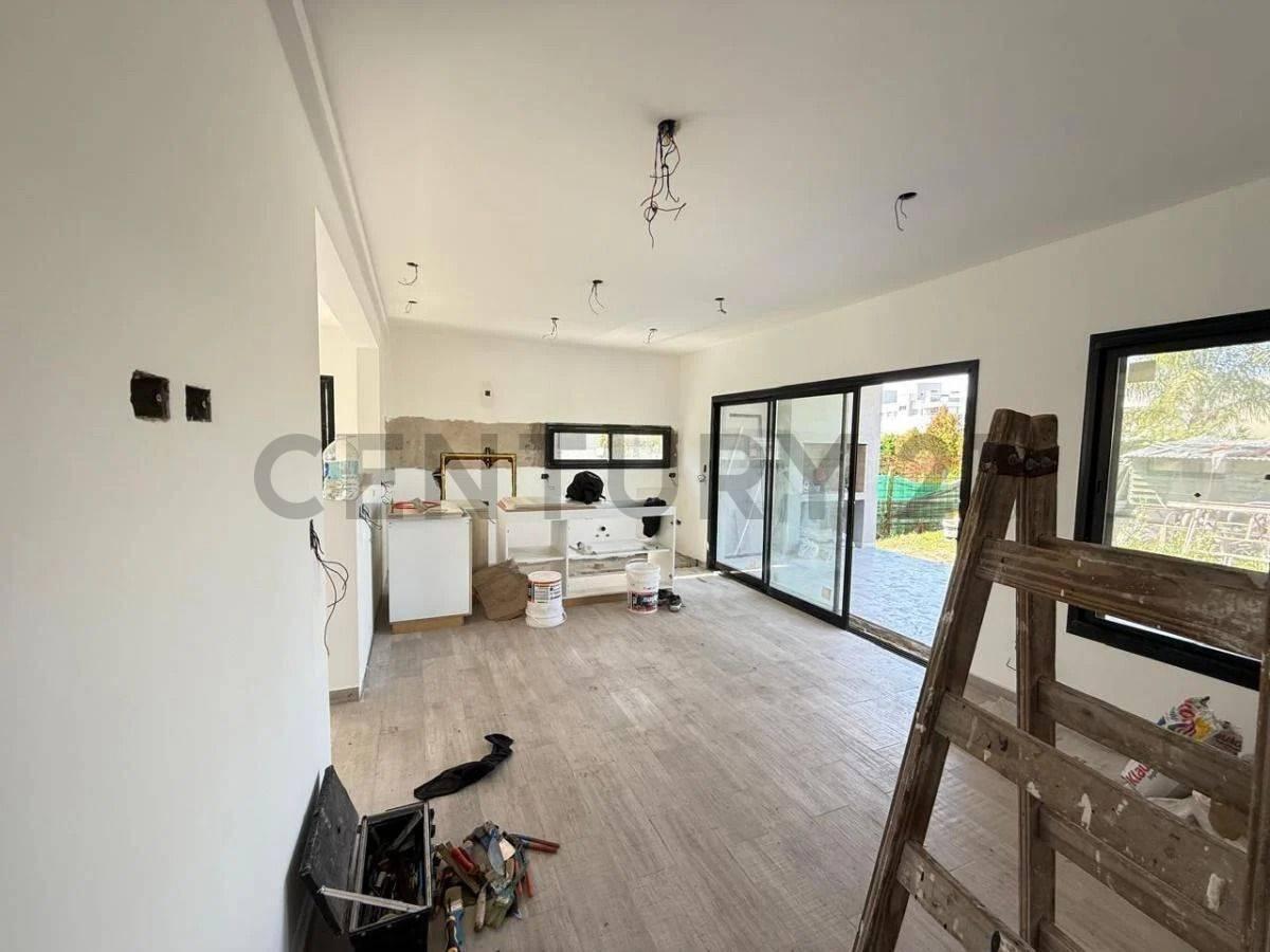 Foto de DESTACADA CASA DE 6 CUARTOS EN LAGOON, imagen 3