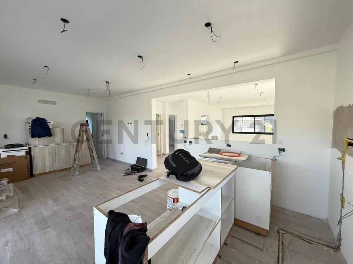 Foto de DESTACADA CASA DE 6 CUARTOS EN LAGOON, imagen 2