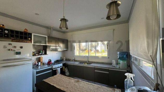 Foto de Destacada casa con pileta fondo a pulmon, imagen 3