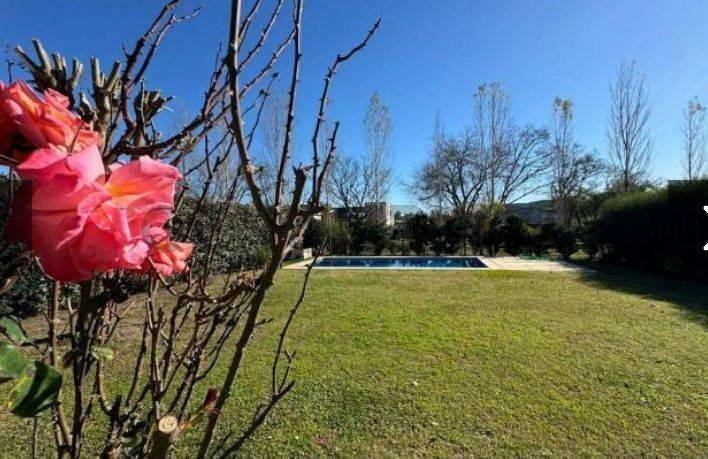 Foto de Destacada casa con pileta fondo a pulmon, imagen 4