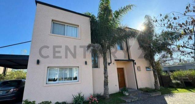 Foto de Destacada casa con pileta fondo a pulmon, imagen 2