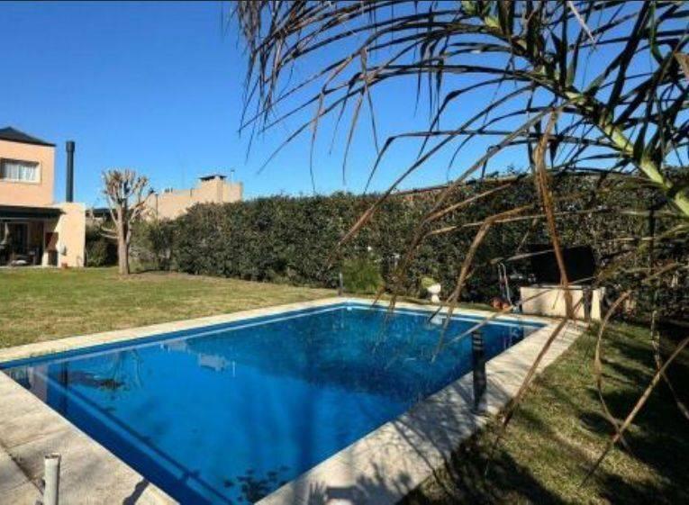 Foto de Destacada casa con pileta fondo a pulmon, imagen 5