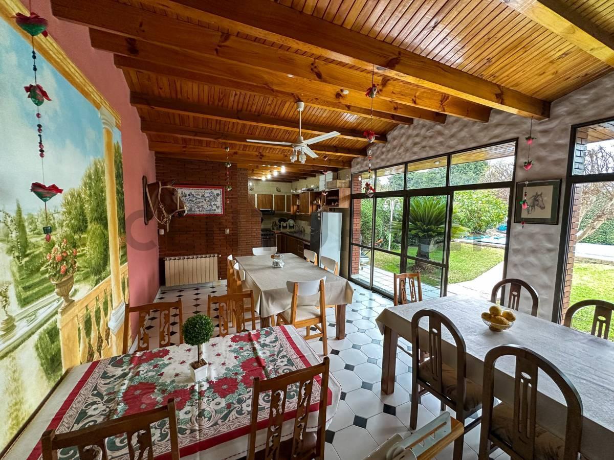 Foto de VENTA CASA JOSE MARMOL 4 AMBIENTES MUY AMPLIOS 2 COCHERAS CUBIERTAS, imagen 5