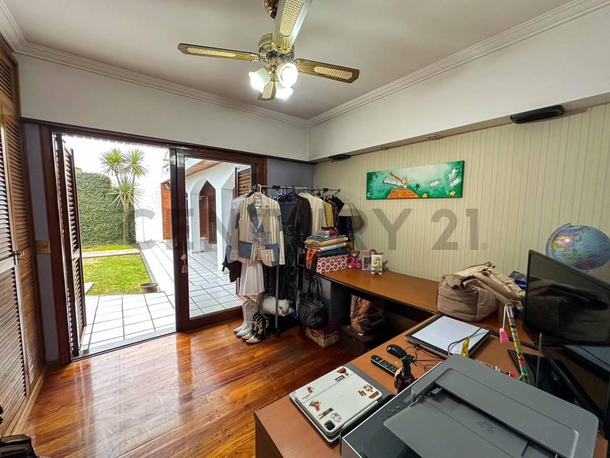 Foto de VENTA CASA JOSE MARMOL 4 AMBIENTES MUY AMPLIOS 2 COCHERAS CUBIERTAS, imagen 3