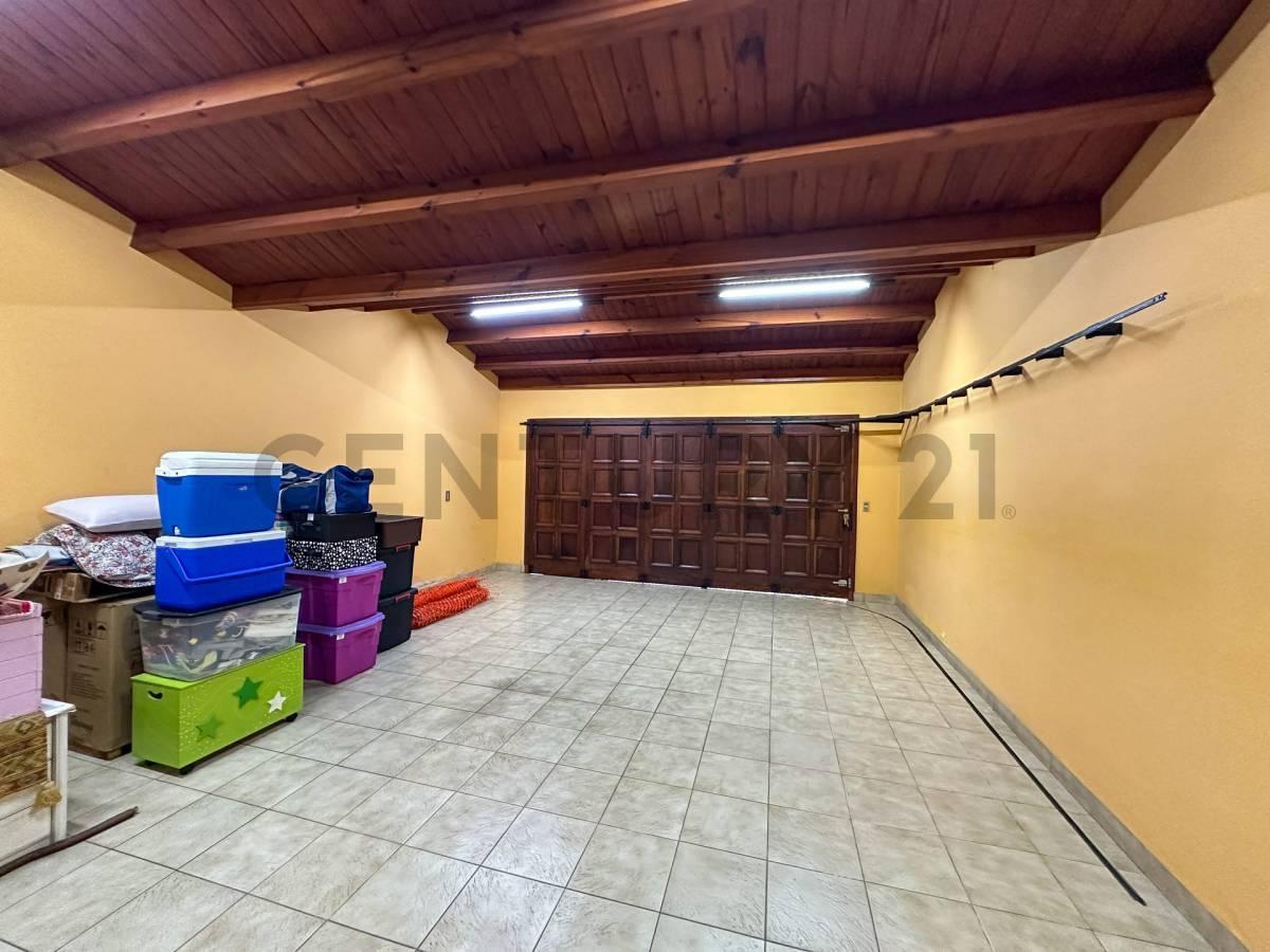 Foto de VENTA CASA JOSE MARMOL 4 AMBIENTES MUY AMPLIOS 2 COCHERAS CUBIERTAS, imagen 4