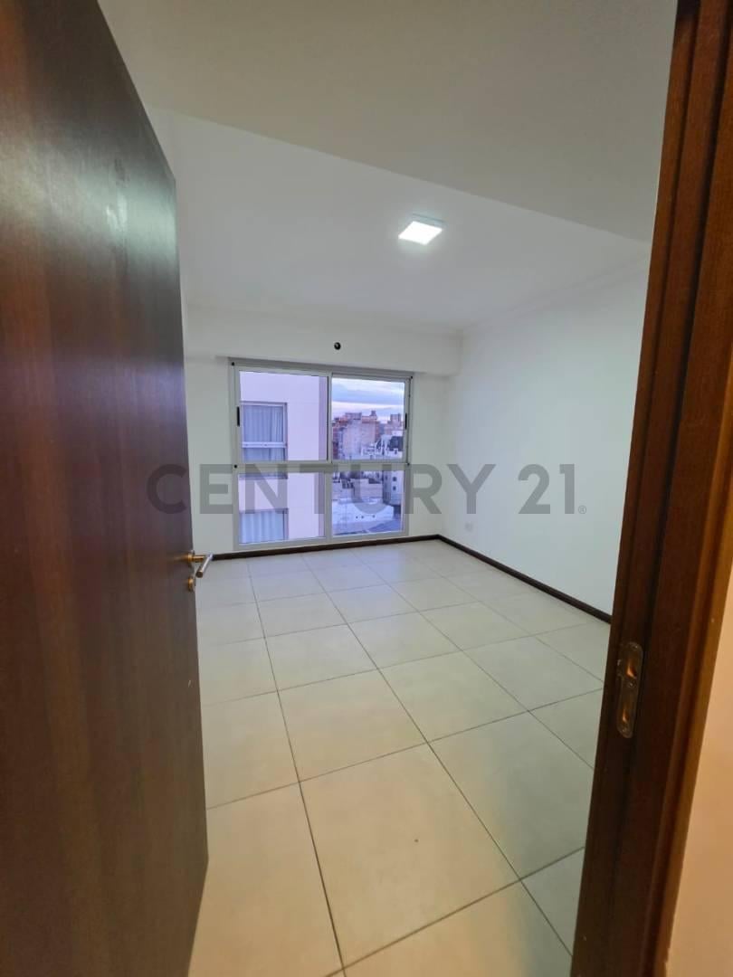 Foto de VENTA TRES AMBIENTES PISO 11 EN MONSERRAT, imagen 1