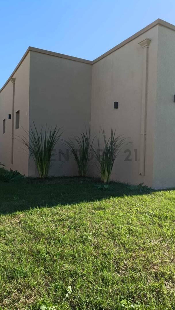 Foto de CASA EN UNA PLANTA CON PERGOLA PARA AUTO, imagen 4