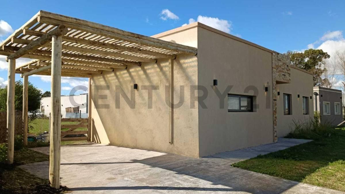 Foto de CASA EN UNA PLANTA CON PERGOLA PARA AUTO, imagen 1