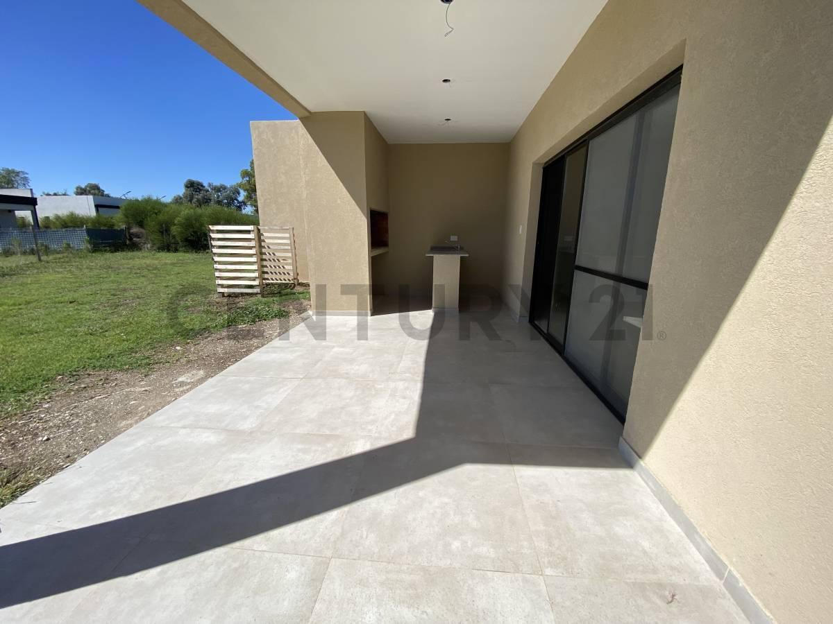 Foto de CASA EN UNA PLANTA CON PERGOLA PARA AUTO, imagen 3