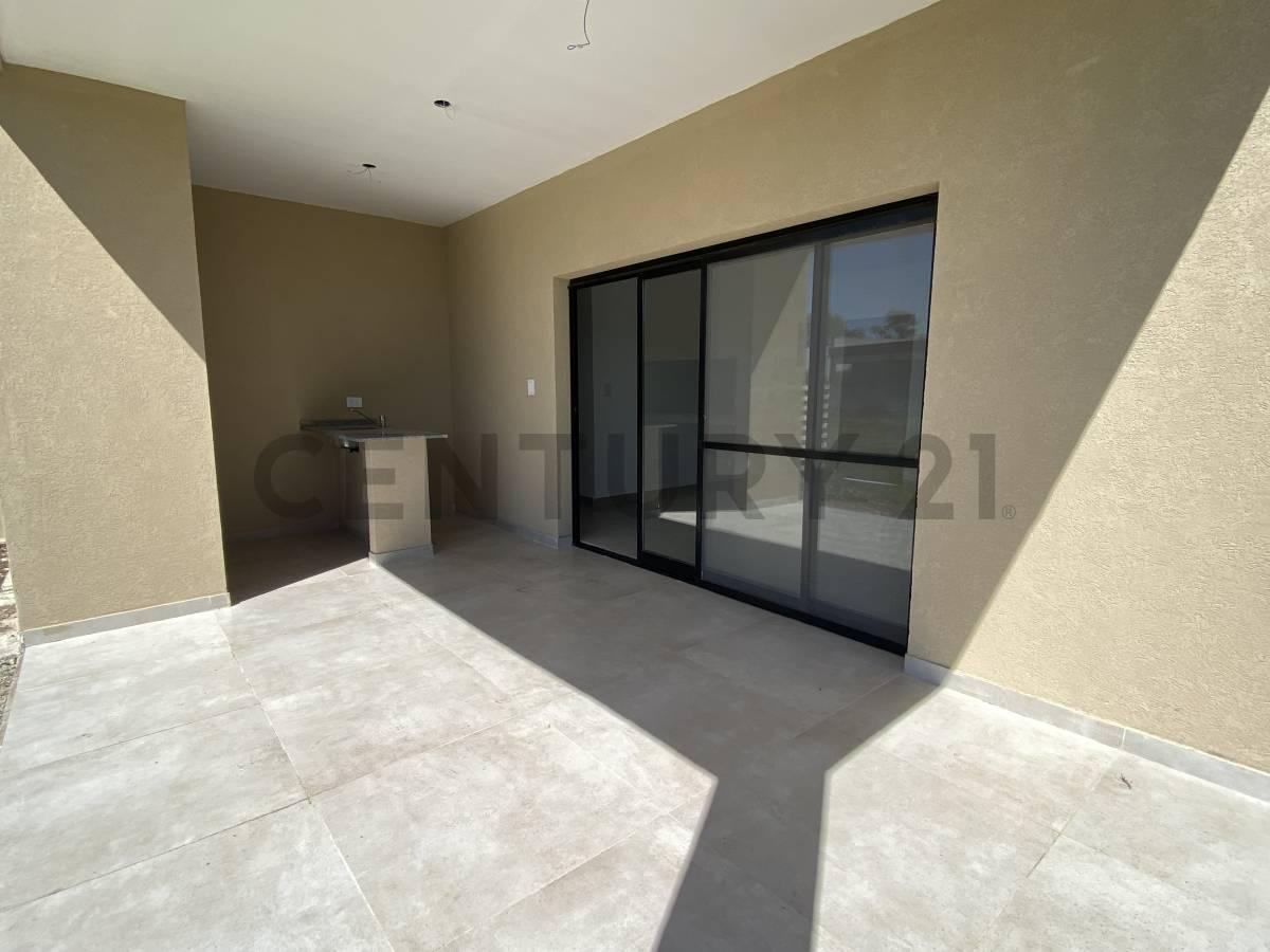 Foto de CASA EN UNA PLANTA CON PERGOLA PARA AUTO, imagen 2