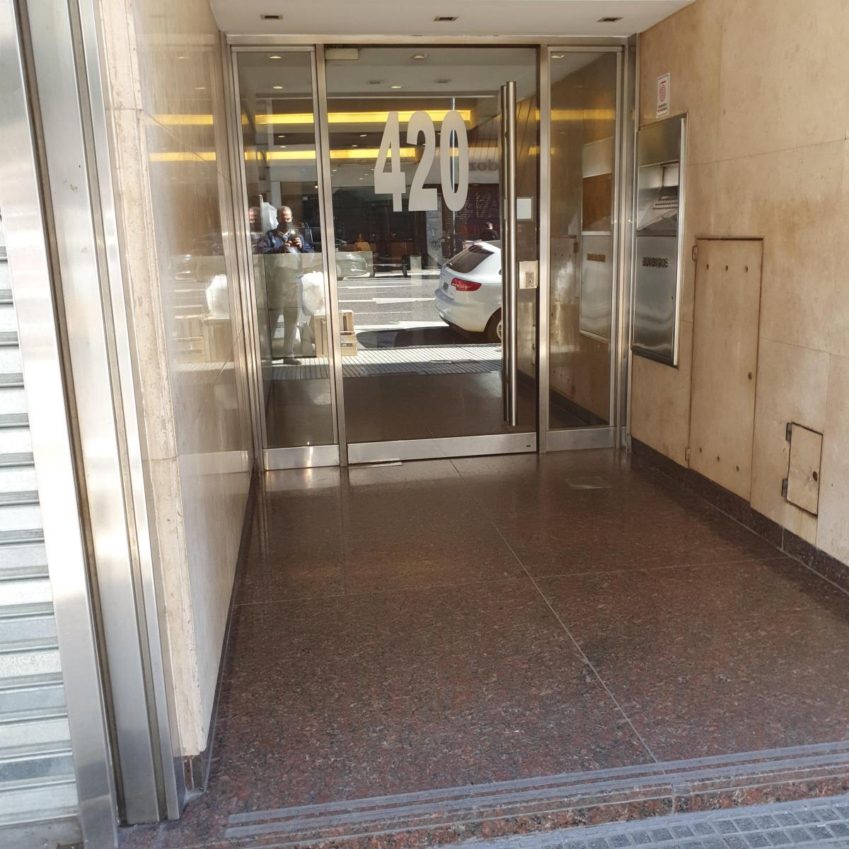 Amplio Dpto. con Recepción y 6 Oficinas o Consultorios 2