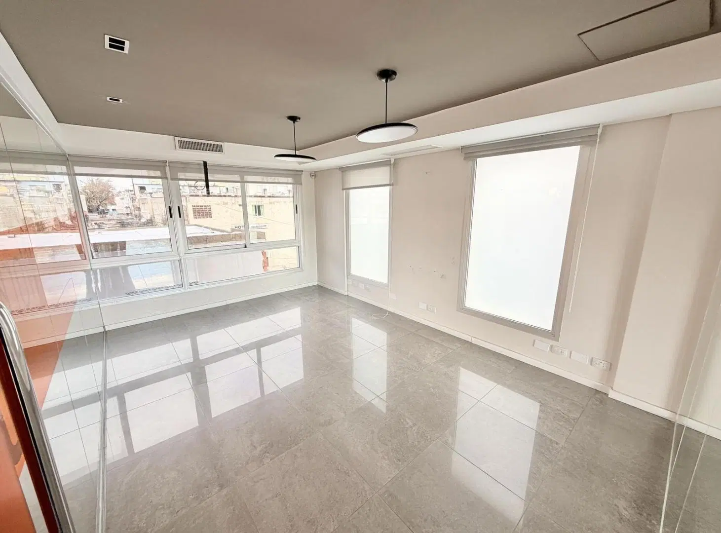 Oficina de categoria en alquiler - Terraza con vista al lago! 3