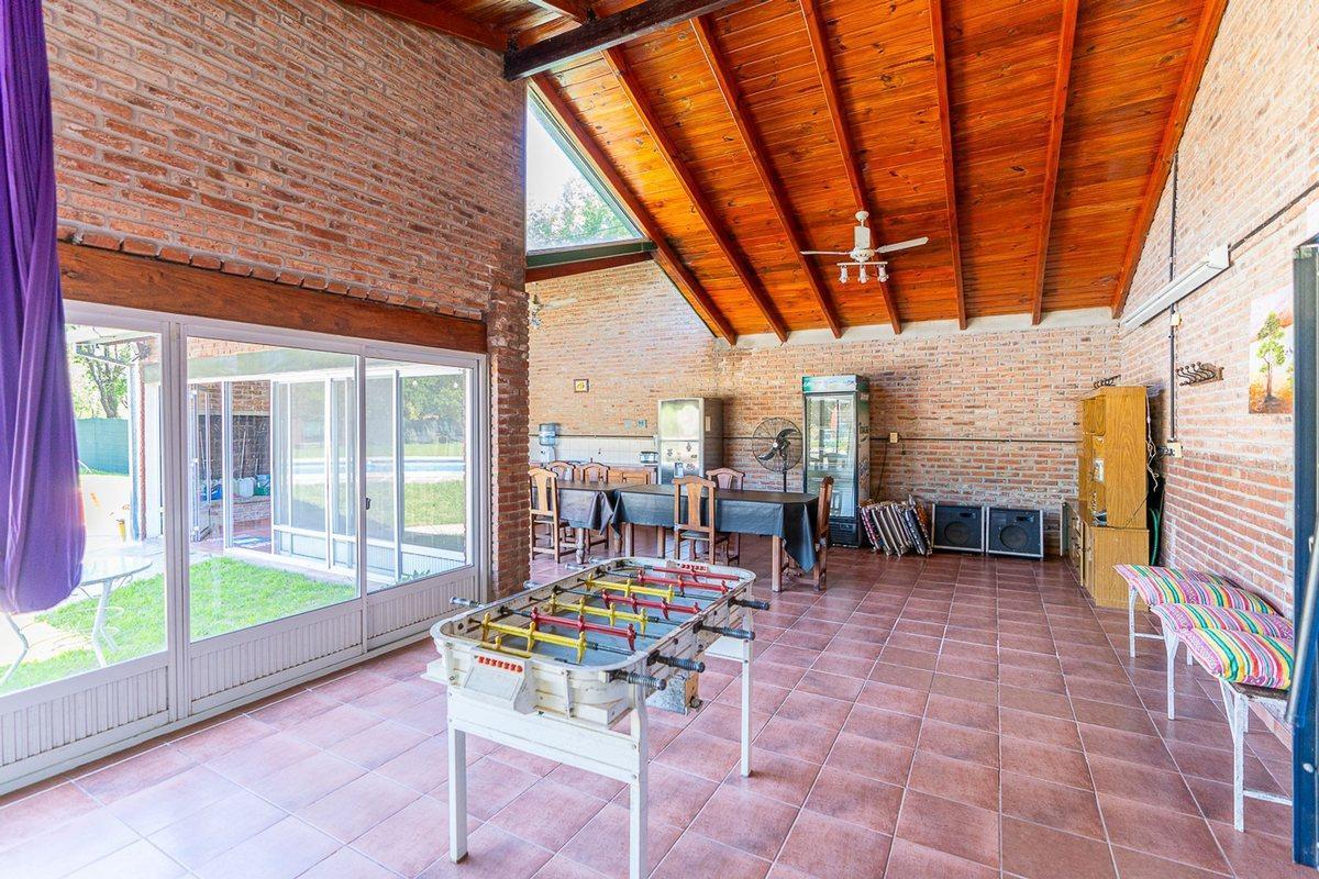 Venta Gran Quincho con Pileta, Terreno y Vestuario 2