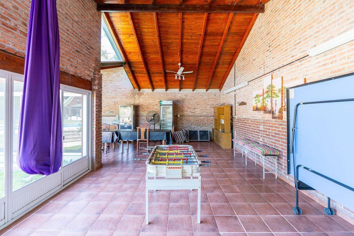 Venta Gran Quincho con Pileta, Terreno y Vestuario 1