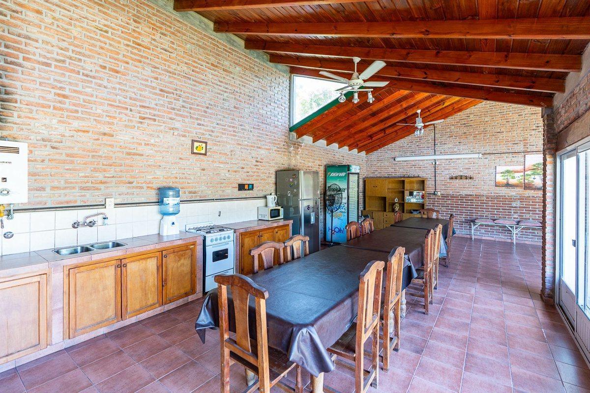 Venta Gran Quincho con Pileta, Terreno y Vestuario 5