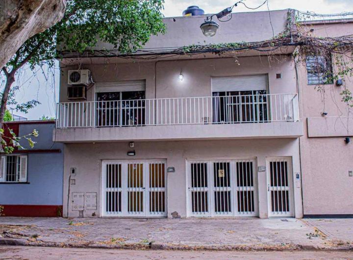 CASA EN B. ECHESORTU EN VENTA - C/COCHERAS Y PATIO 3