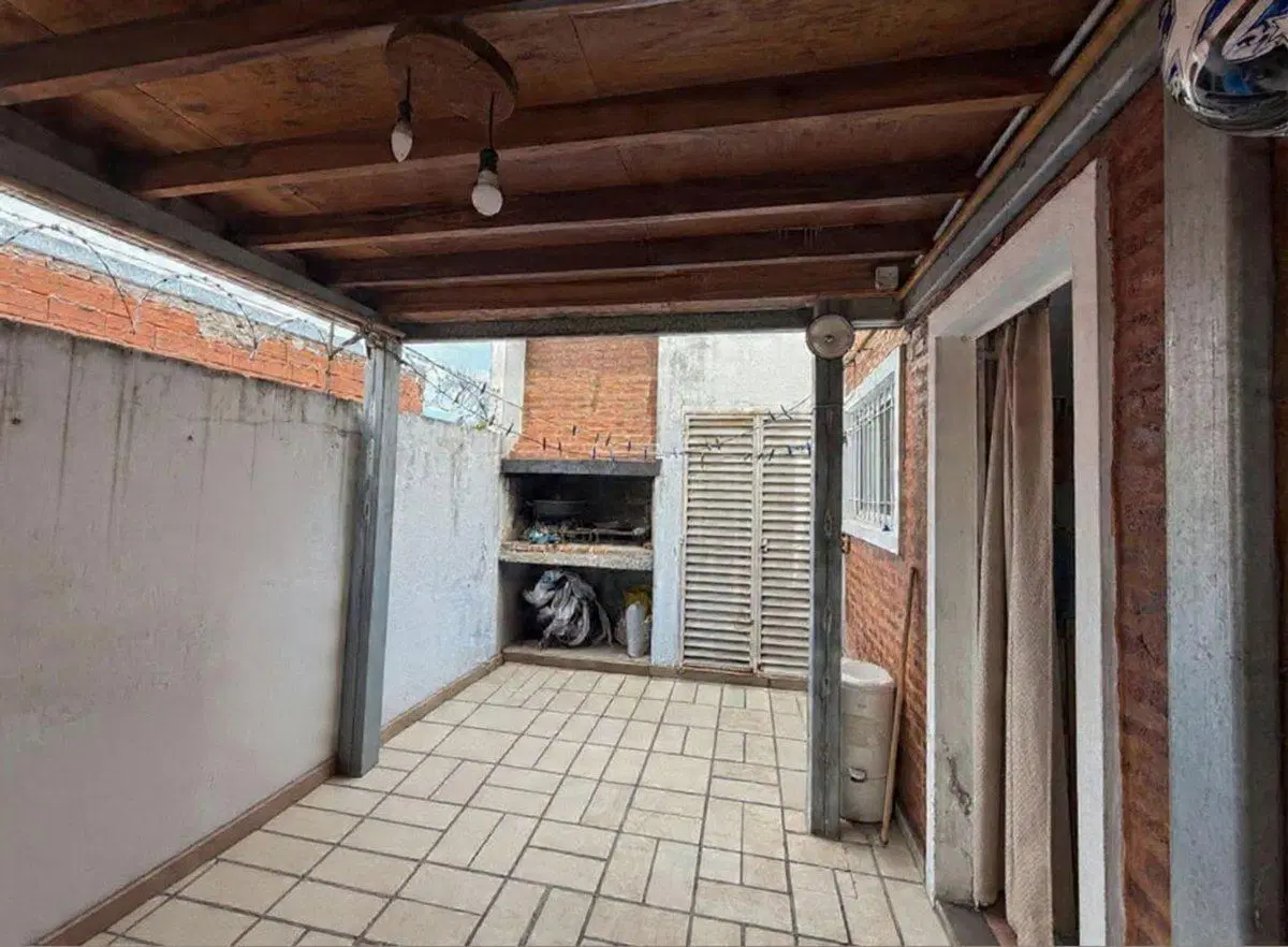 CASA EN VENTA 2 DORMITORIOS, COCHERA FISHERTON 2