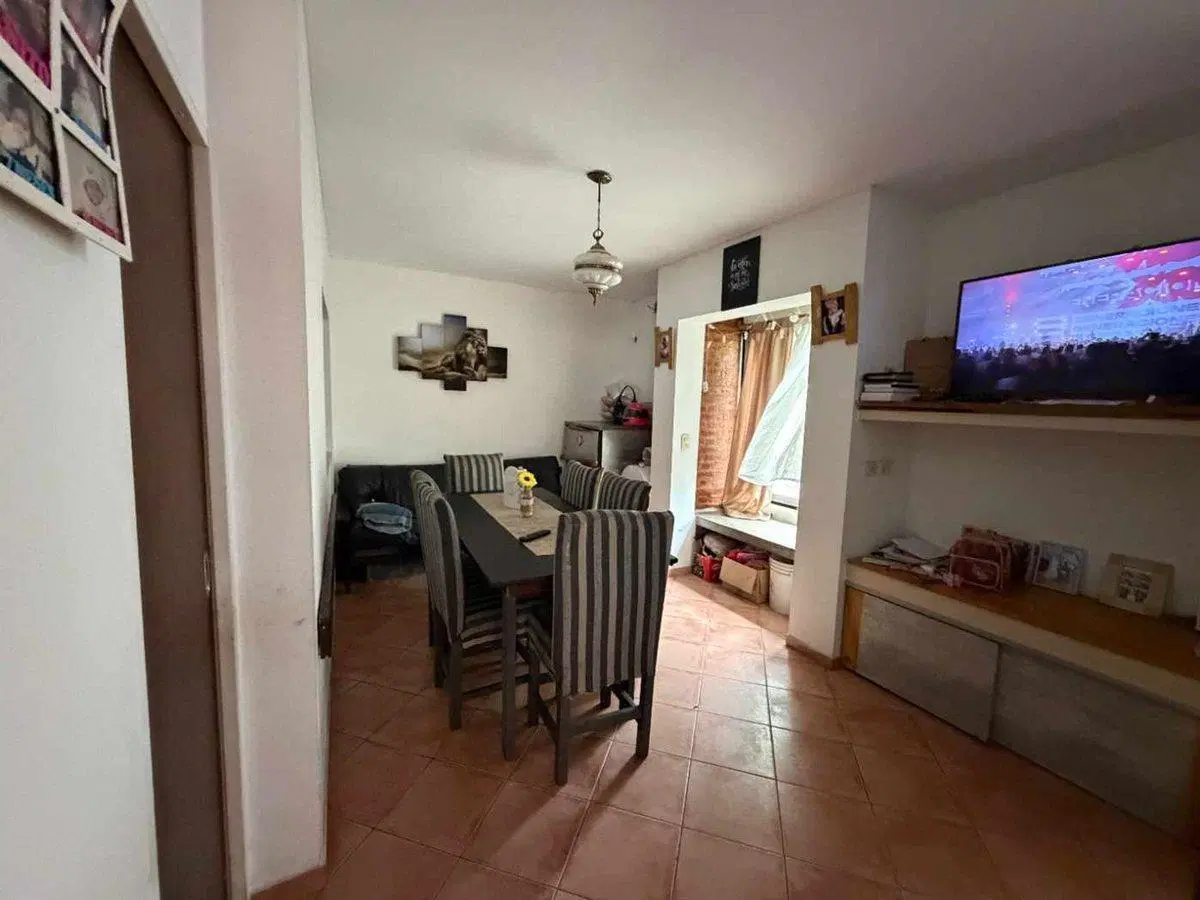 CASA EN VENTA 2 DORMITORIOS, COCHERA FISHERTON 3