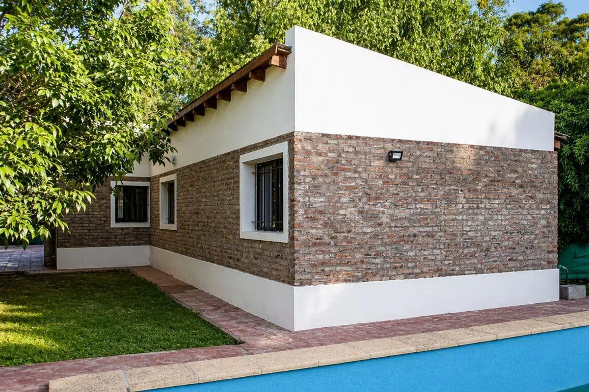 CASA DE 2 DORMITORIOS CON PILETA EN VENTA - ROLDAN 2