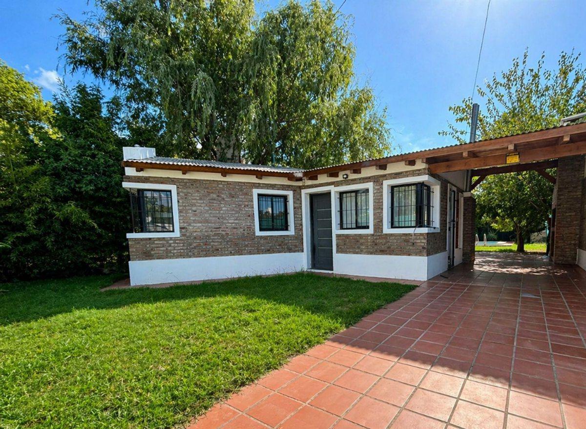 CASA DE 2 DORMITORIOS CON PILETA EN VENTA - ROLDAN