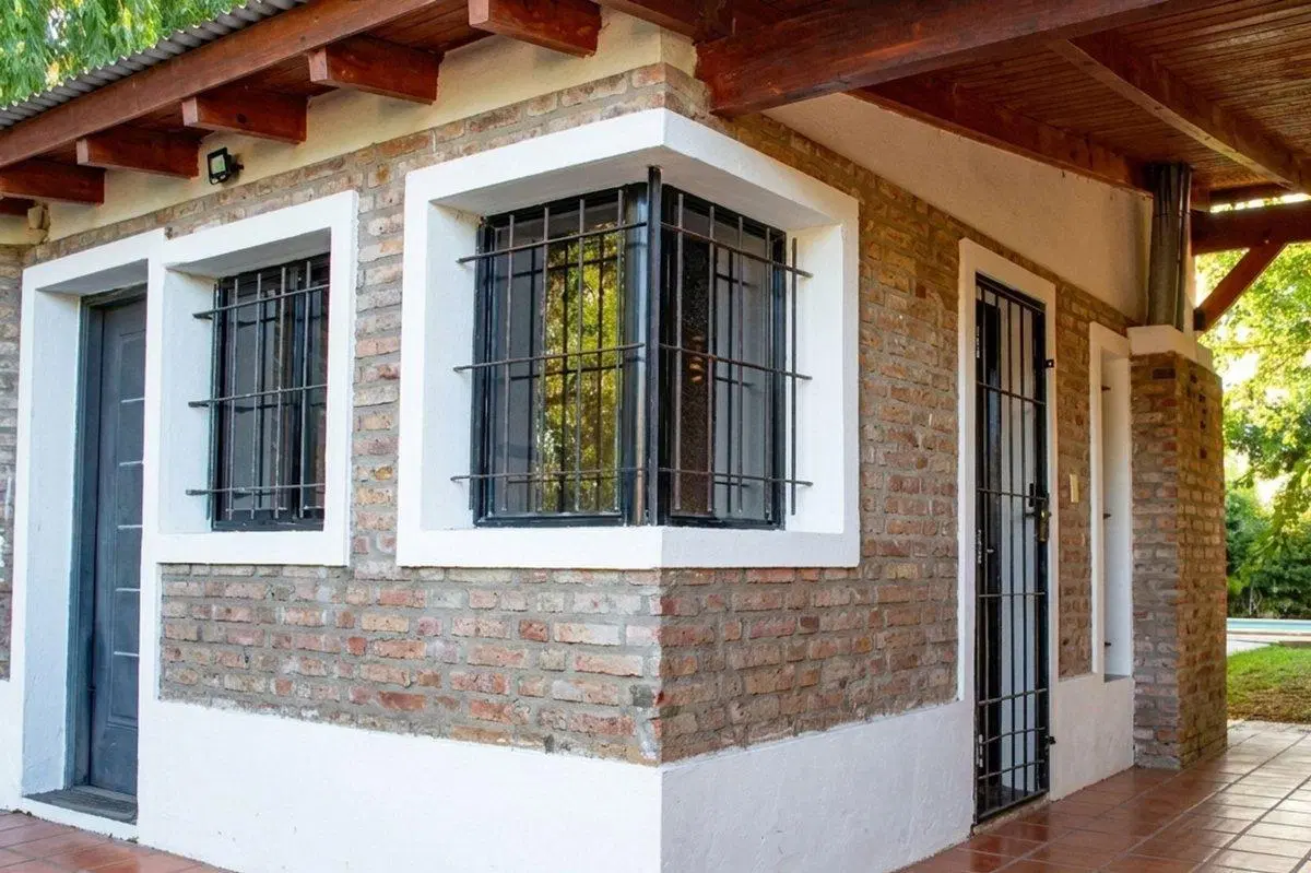 CASA DE 2 DORMITORIOS CON PILETA EN VENTA - ROLDAN 3