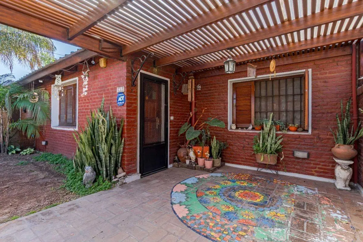 Casa de 3 dormitorios con suite, quincho y patio 5