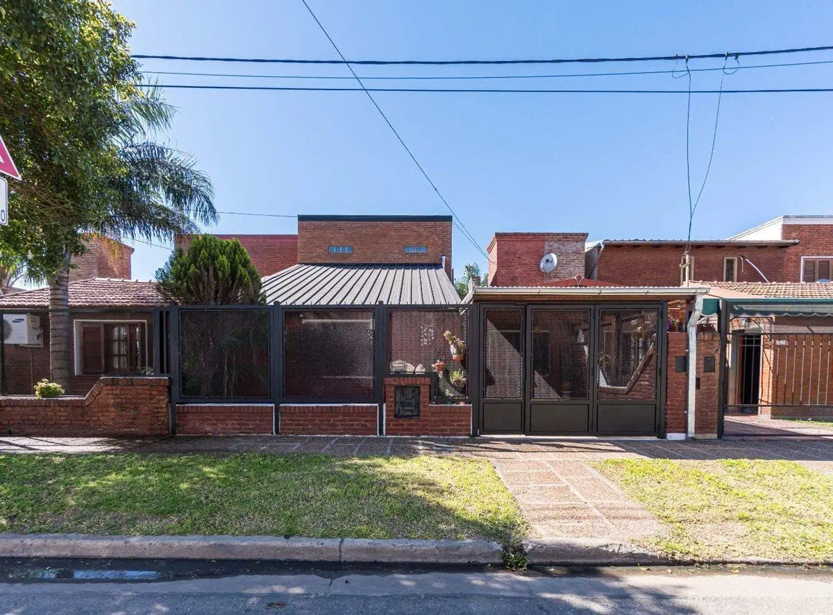 Casa de 3 dormitorios con suite, quincho y patio 3