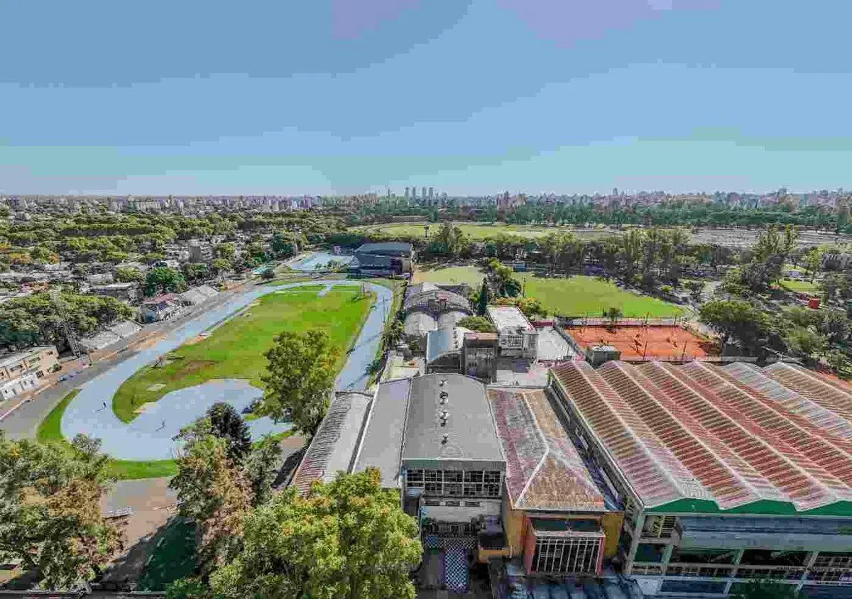 LOTE SOBRE BOULEVARD CON VISTA AL PARQUE EN VENTA 4