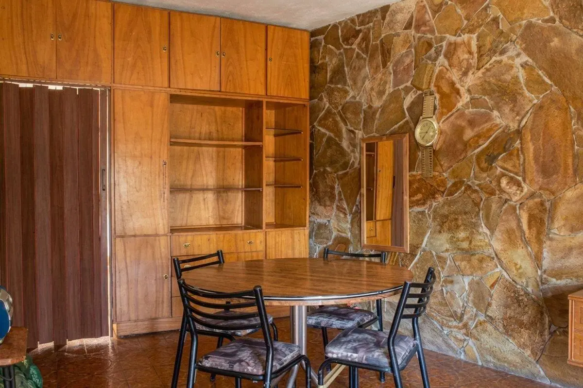 CASA DE 4 DORMITORIOS CON PATIO EN VENTA 3