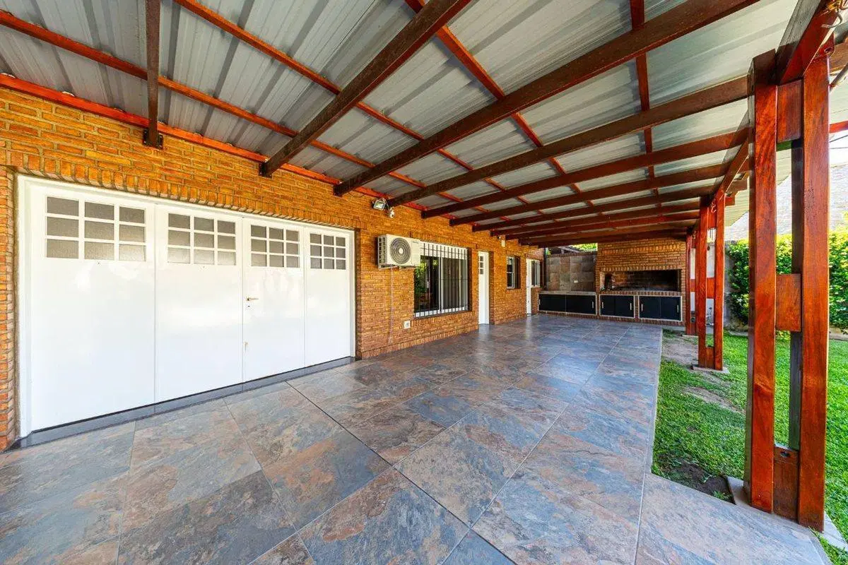 VENTA ZONA SUR CASA 3 DORMITORIOS PILETA QUINCHO 2
