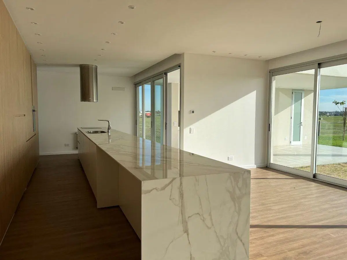 VENTA CASA 4 DORMITORIOS A ESTRENAR FRENTE SUR 2