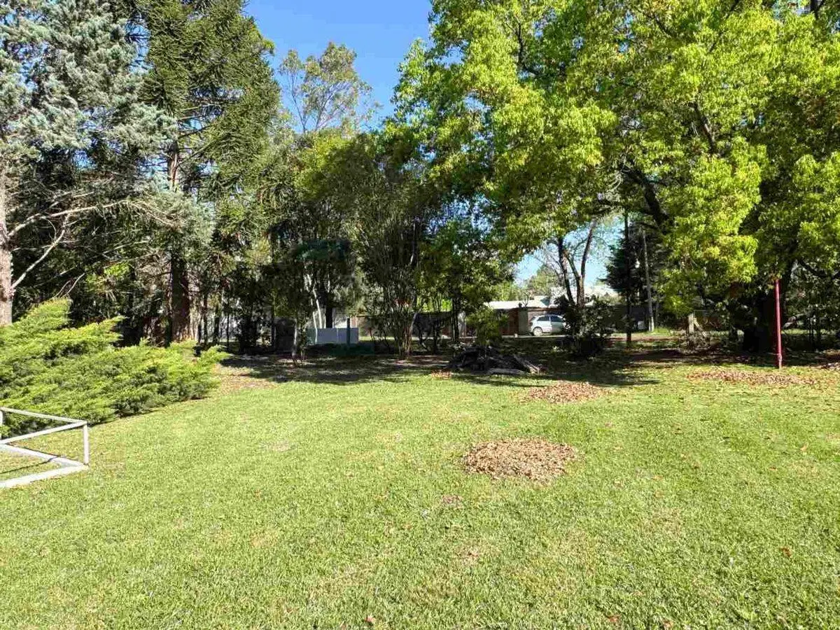 LOTE ARBOLADO EN VENTA . FRENTE SUR  1187 M2 FUNES 5