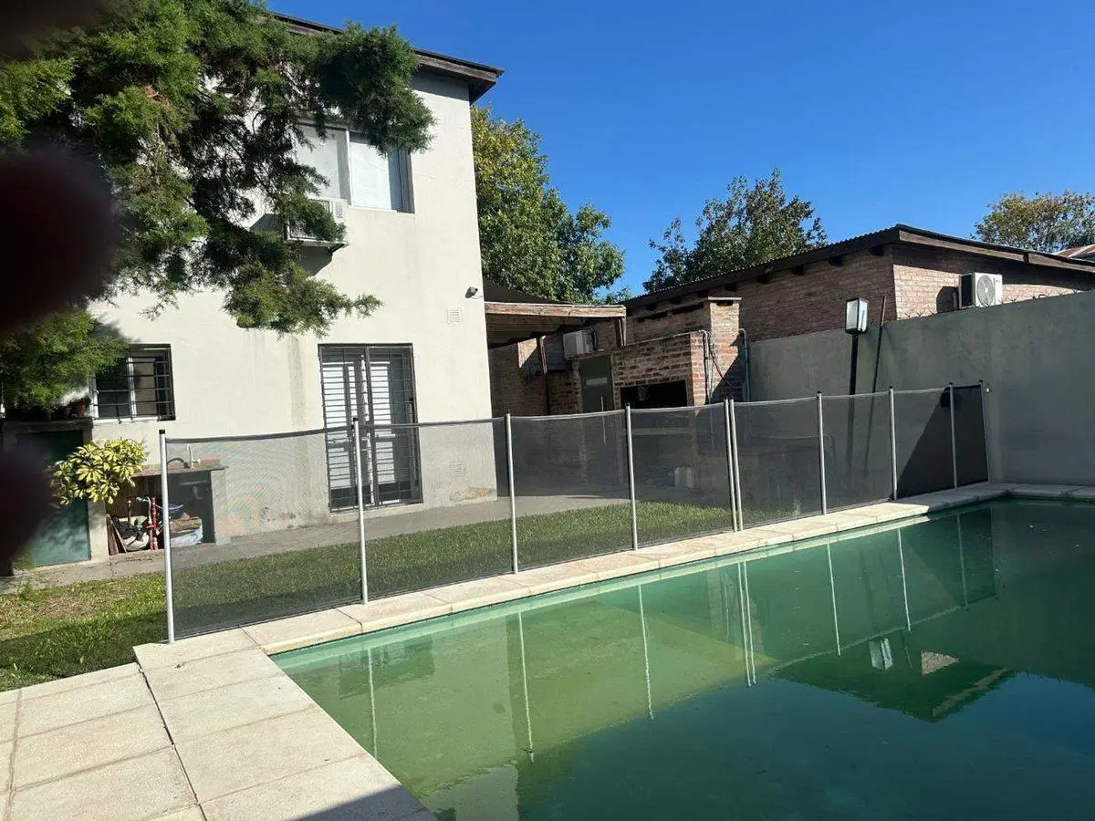 CASA 2 DORMITORIOS CON PILETA EN VENTA FISHERTON 1