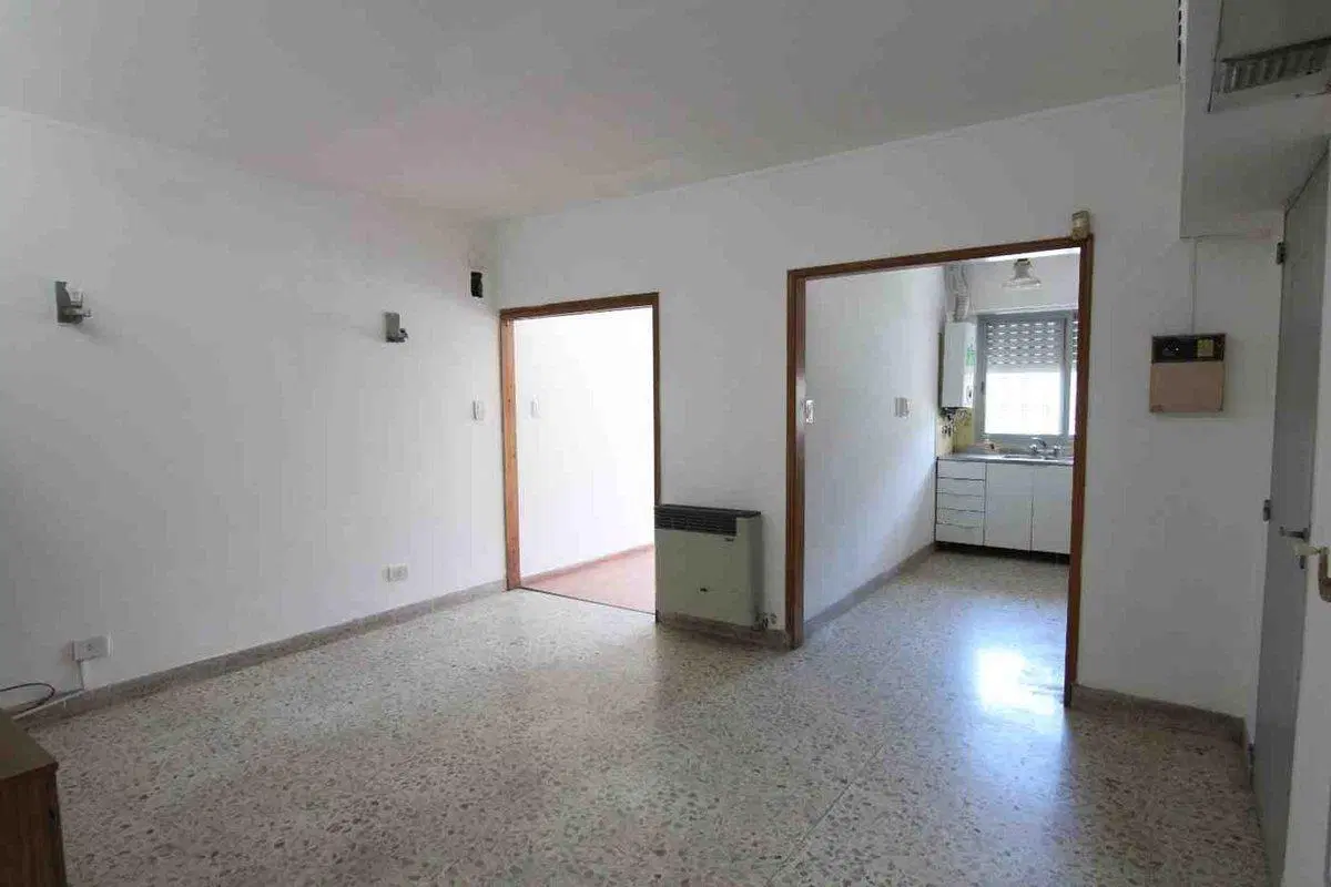 CASA EN VENTA DOS DORMITORIOS COCHERA 5
