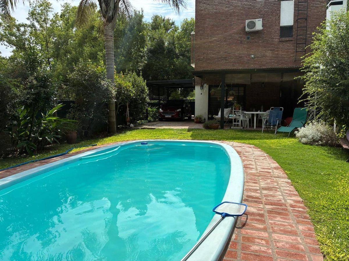 Venta casa en Funes con jardín y pileta
