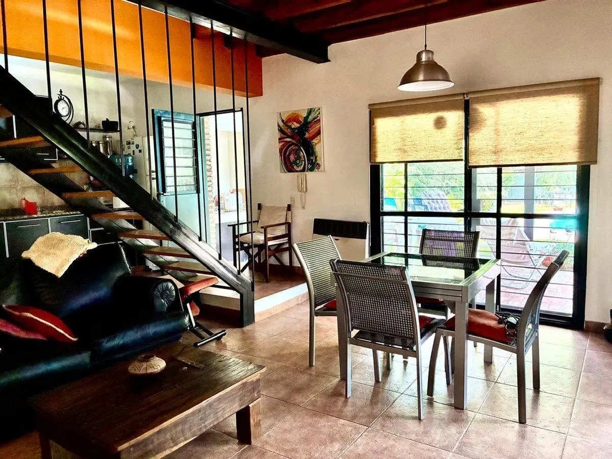 Venta casa en Funes con jardín y pileta 3