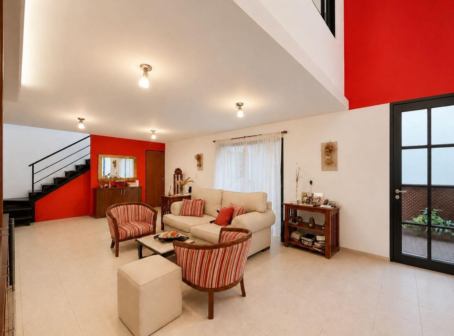 CASA DE PASILLO DE 2 DORMITORIOS EN VENTA - CENTRO