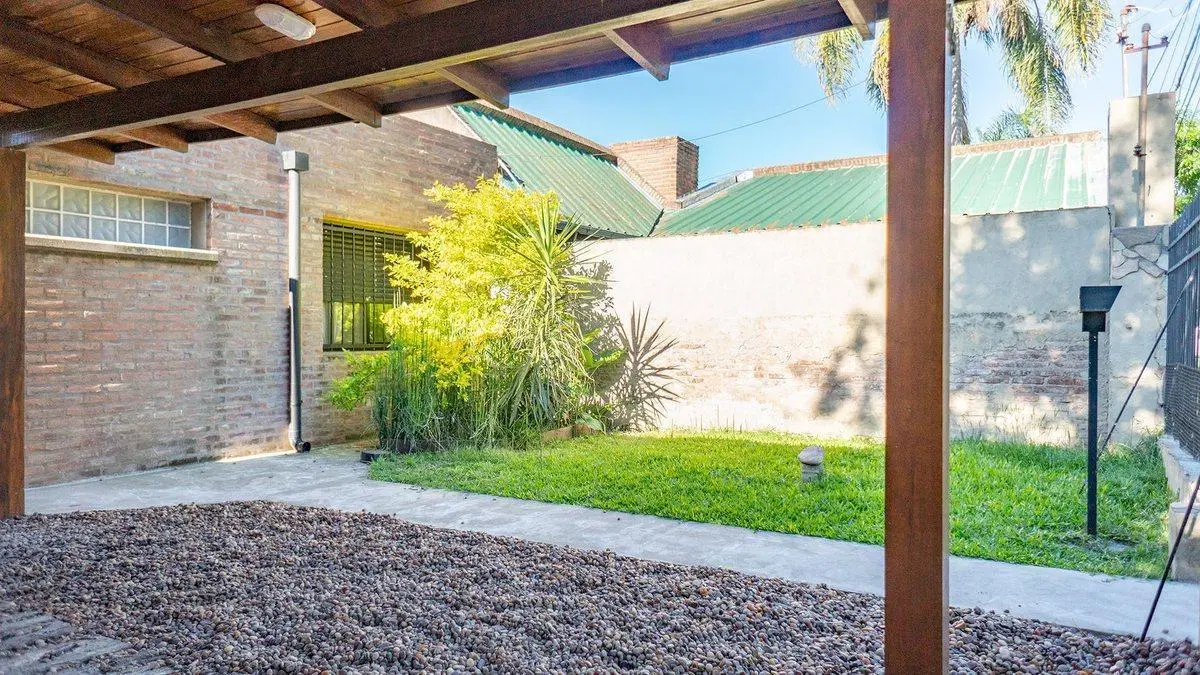 CASA 2 DORMITORIOS PATIO PILETA COCHERA VENTA 4