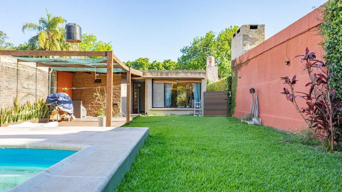 CASA 2 DORMITORIOS PATIO PILETA COCHERA VENTA 3